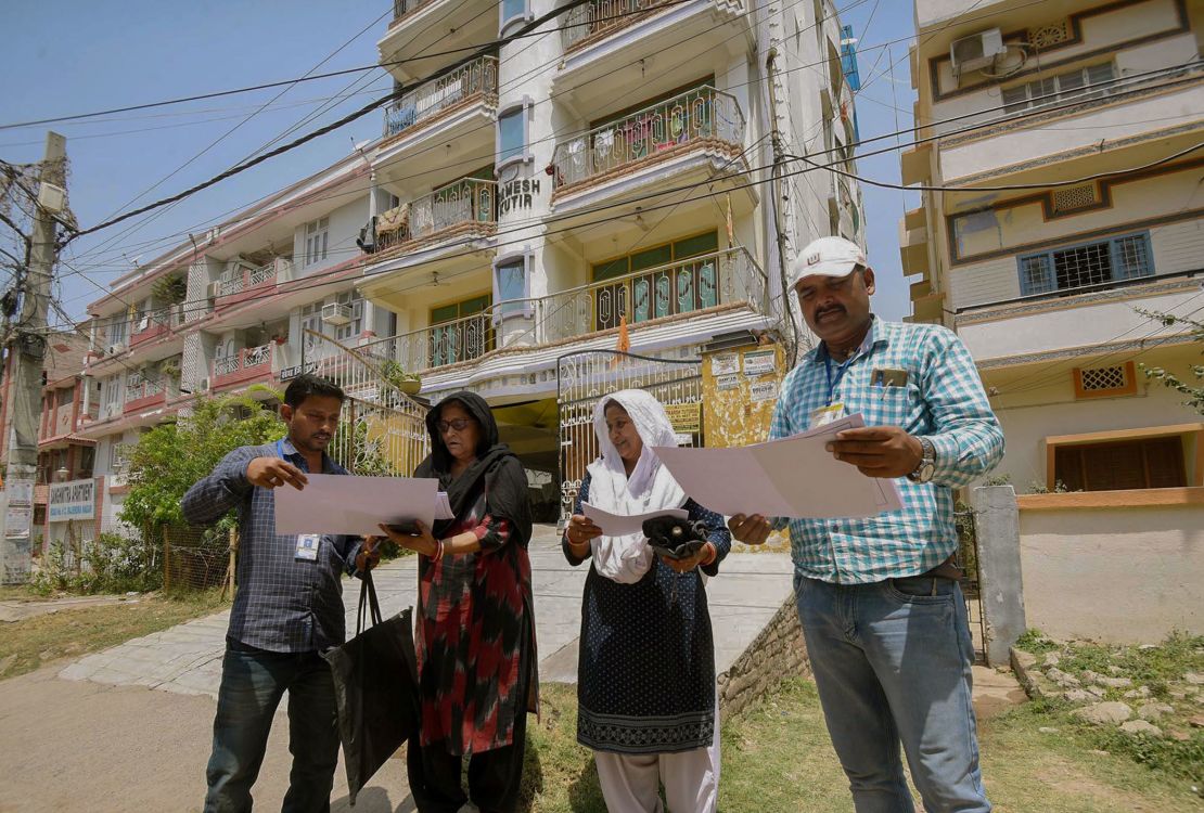 Enumerators receive information from residents during Bihar